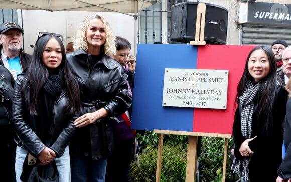 Laeticia Hallyday, ses filles Joy et Jade lors de l'inauguration d'une plaque commémorative en hommage à Johnny Hallyday devant l'immeuble où le chanteur français a grandi dans le 9ème arrondissement de Paris, France, le 22 décembre 2023. Décédé en 2017, Johnny Hallyday fut pendant un demi-siècle l'incarnation du rock à la française. D'origine belge et né sous le nom de Jean-Philippe Smet, il naquit et passa une très grande partie de sa vie à Paris. Fière de cet héritage musical qu'il lui laissa, la Ville de Paris avait entrepris un premier hommage à l'artiste en donnant le nom de Johnny Hallyday à l'esplanade situé devant la salle de spectacle qu'il avait tant fait vibrer par le passé. Dans la continuité de ce premier hommage, la ville de Paris a souhaité à nouveau honorer la mémoire de ce natif de la capitale et une plaque commémorative est dévoilée devant l'immeuble dans lequel il grandit au 13 rue de la Tour des Dames dans le 9ème arrondissement. © Dominique Jacovides/Bestimage