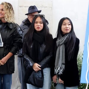 Joy et Jade Hallyday lors de l'inauguration d'une plaque commémorative en hommage à Johnny Hallyday devant l'immeuble où le chanteur français a grandi dans le 9ème arrondissement de Paris, France, le 22 décembre 2023. Décédé en 2017, Johnny Hallyday fut pendant un demi-siècle l'incarnation du rock à la française. D'origine belge et né sous le nom de Jean-Philippe Smet, il naquit et passa une très grande partie de sa vie à Paris. Fière de cet héritage musical qu'il lui laissa, la Ville de Paris avait entrepris un premier hommage à l'artiste en donnant le nom de Johnny Hallyday à l'esplanade situé devant la salle de spectacle qu'il avait tant fait vibrer par le passé. Dans la continuité de ce premier hommage, la ville de Paris a souhaité à nouveau honorer la mémoire de ce natif de la capitale et une plaque commémorative est dévoilée devant l'immeuble dans lequel il grandit au 13 rue de la Tour des Dames dans le 9ème arrondissement. © Dominique Jacovides/Bestimage