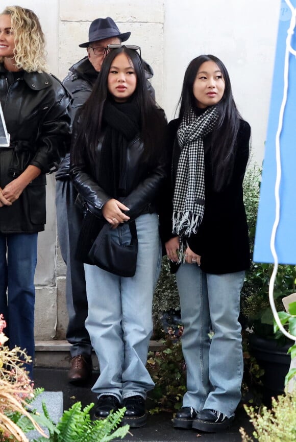 Joy et Jade Hallyday lors de l'inauguration d'une plaque commémorative en hommage à Johnny Hallyday devant l'immeuble où le chanteur français a grandi dans le 9ème arrondissement de Paris, France, le 22 décembre 2023. Décédé en 2017, Johnny Hallyday fut pendant un demi-siècle l'incarnation du rock à la française. D'origine belge et né sous le nom de Jean-Philippe Smet, il naquit et passa une très grande partie de sa vie à Paris. Fière de cet héritage musical qu'il lui laissa, la Ville de Paris avait entrepris un premier hommage à l'artiste en donnant le nom de Johnny Hallyday à l'esplanade situé devant la salle de spectacle qu'il avait tant fait vibrer par le passé. Dans la continuité de ce premier hommage, la ville de Paris a souhaité à nouveau honorer la mémoire de ce natif de la capitale et une plaque commémorative est dévoilée devant l'immeuble dans lequel il grandit au 13 rue de la Tour des Dames dans le 9ème arrondissement. © Dominique Jacovides/Bestimage