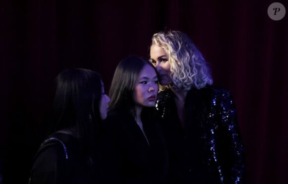 Exclusif - Laeticia Hallyday et ses filles Joy et Jade - Vernissage de l'exposition "Johnny Hallyday, l'exposition" au Palais des Expositions à Paris. Le 21 décembre 2023 © Dominique Jacovides / Bestimage 