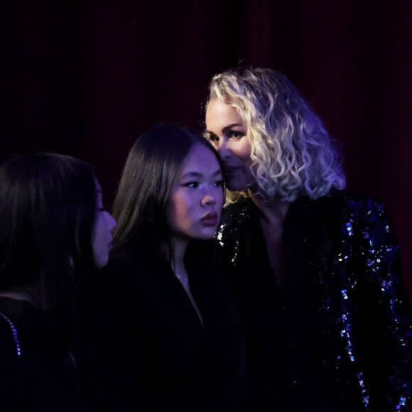 Exclusif - Laeticia Hallyday et ses filles Joy et Jade - Vernissage de l'exposition "Johnny Hallyday, l'exposition" au Palais des Expositions à Paris. Le 21 décembre 2023 © Dominique Jacovides / Bestimage 