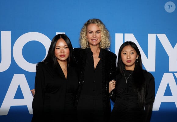 Laeticia Hallyday et ses filles Joy et Jade - Photocall du vernissage de l'exposition "Johnny Hallyday, l'exposition" au Palais des Expositions à Paris. Le 21 décembre 2023 © Dominique Jacovides / Bestimage