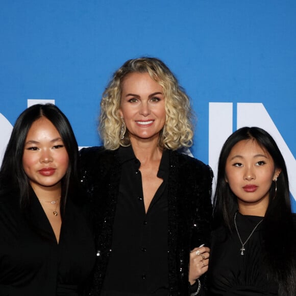 Laeticia Hallyday et ses filles Joy et Jade - Photocall du vernissage de l'exposition "Johnny Hallyday, l'exposition" au Palais des Expositions à Paris. Le 21 décembre 2023 © Dominique Jacovides / Bestimage