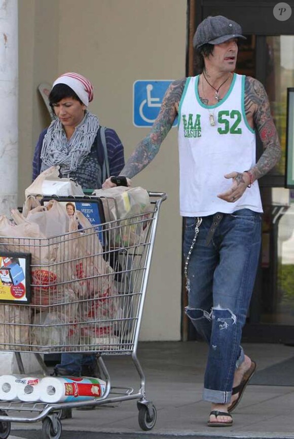 Tommy Lee et sa chérie Sofia Toufa font des courses à Los Angeles