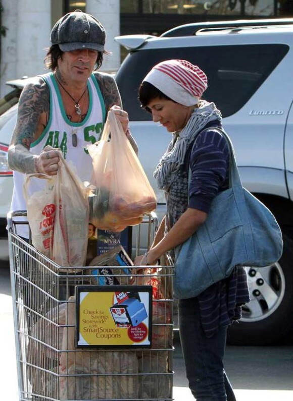 Tommy Lee et sa chérie Sofia Toufa font des courses à Los Angeles