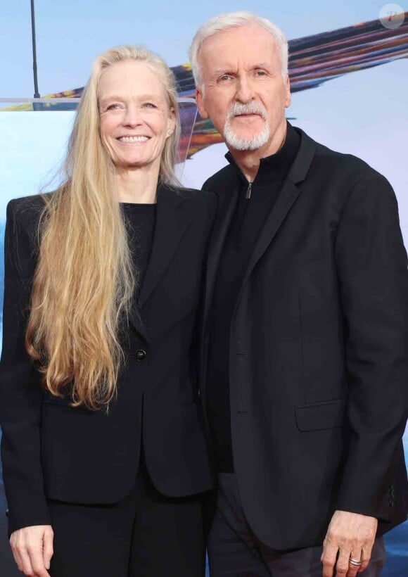 Le réalisateur canadien vient de rejoindre le conseil d'administration de l'entreprise Stability AI
 
James Cameron et Suzy Amis Cameron lors de cérémonie de pose d'empreintes de mains et de pieds de J. Cameron et J. Landau, au TCL Chinese Theater à Los Angeles, le 12 janvier 2023.