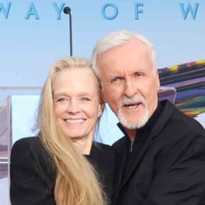 James Cameron et Suzy Amis Cameron lors de cérémonie de pose d'empreintes de mains et de pieds de J. Cameron et J. Landau, au TCL Chinese Theater à Los Angeles, le 12 janvier 2023.