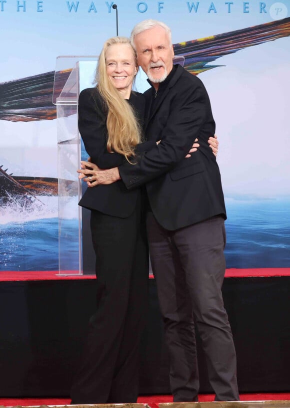 James Cameron et Suzy Amis Cameron lors de cérémonie de pose d'empreintes de mains et de pieds de J. Cameron et J. Landau, au TCL Chinese Theater à Los Angeles, le 12 janvier 2023.