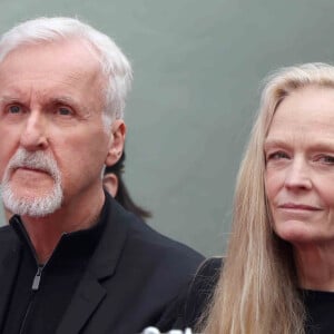 "L'intersection de la création d'images génératives via l'IA et des images de synthèse est la prochaine étape", ajoute le réalisateur
 
James Cameron et Suzy Amis Cameron at the James Cameron et Jon Landau Hand et Footprint Ceremony celebrating Avatar: The Way Of Water lors de cérémonie de pose d'empreintes de mains et de pieds de J. Cameron et J. Landau, au TCL Chinese Theater à Los Angeles, le 12 janvier 2023.