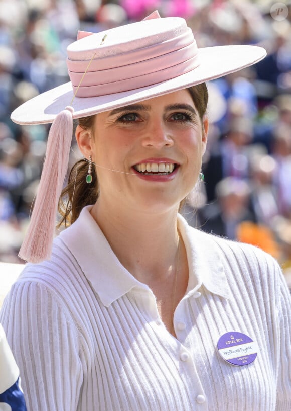 Les réactions sur les réseaux sociaux ont été instantanées, avec de nombreux internautes félicitant le couple
La princesse Eugenie d'York - La famille royale d'Angleterre aux courses hippiques "Royal Ascot 2024" à Ascot. © Cover Images / Zuma Press / Bestimage