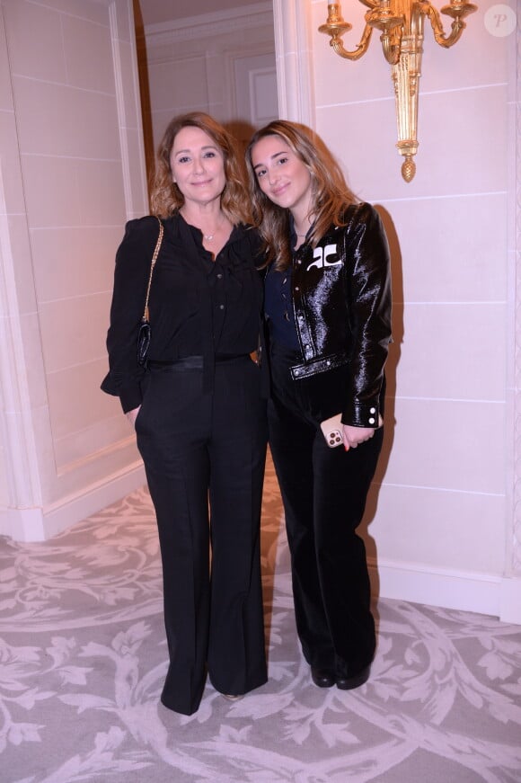 Daniela Lumbroso et sa fille Carla lors du photocall et du cocktail de la soirée des "Stéthos d'or 2023" à l'hôtel Four Seasons George V à Paris, France, le 27 mars 2023.  © Bellak-Guirec/Bestimage