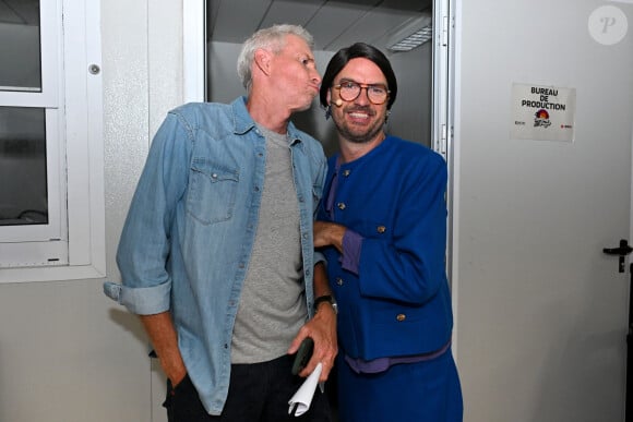 Exclusif - Denis Brogniart et Jarry - Rendez-vous et backstage lors de l'enregistrement de l'émission "L'humour à la plage" pour le 1er festival de Juan les Pins à la pinède Gould le 4 juillet 2024.  © Bruno Bebert / JR Santini / Bestimage 