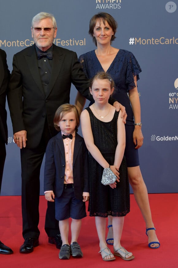 Tchéky Karyo, Valérie Kéruzoré et leurs enfants lors du photocall de la cérémonie des Nymphes d'Or du 60ème festival de télévision de Monte Carlo au Grimaldi Forum à Monaco le 22 juin 2021.Cette année, beaucoup de lauréats seront présents en hologramme à cause des restrictions sanitaires © Bruno Bebert / Bestimage 