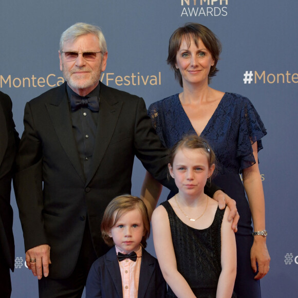 Tchéky Karyo, Valérie Kéruzoré et leurs enfants lors du photocall de la cérémonie des Nymphes d'Or du 60ème festival de télévision de Monte Carlo au Grimaldi Forum à Monaco le 22 juin 2021.Cette année, beaucoup de lauréats seront présents en hologramme à cause des restrictions sanitaires © Bruno Bebert / Bestimage 