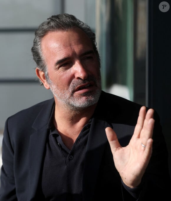 pour des "raisons personnelles".
Exclusif - Jean Dujardin et le réalisateur Jean-Albert Lièvre font la promotion du documentaire "Les Gardiennes de la Planète" au Yacht Club de Monaco, le 9 février 2023. Jean Dujardin assure la voix-off de ce long métrage attendu dans les salles le 22 février 2023. © Jean-François Ottonello / Nice Matin / Bestimage