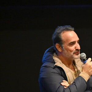 Jean Dujardin lors de l'avant-première du film "Les Chemins Noirs", dans lequel il a le rôle principal, réalisé par Denis Imbert, au cinéma Pathé Gare du Sud à Nice, le 26 janvier 2023. Ce film adapté d’un roman de Sylvain Tesson, raconte le voyage d’un écrivain à travers la France rurale, du Mercantour au Cotentin. Il sortira en salle le 22 mars. © Bruno Bebert/Bestimage