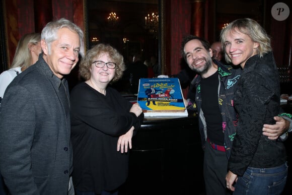 Exclusif - La troupe coupe le gâteau de la 600ème : José Paul, Agnès Boury, Sébastien Castro (Auteur de la pièce) et Florence Portelli - Célébrités au cocktail à la suite de la 600ème de la Pièce " Une idée géniale " au Théâtre des Variétés à Paris, France. Le 2 Octobre 2024. © Bertrand Rindoff / Bestimage 