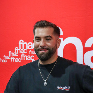 En revanche, de nombreuses séances de dédicaces figurent déjà au sein de son planning
Exclusif - Kendji Girac en séance de dédicaces à l'occasion de la sortie de son nouvel album ''Vivre'' à la FNAC Croix-Blanche de Sainte-Geneviève-des-Bois, France, le vendredi 4 octobre 2024. 