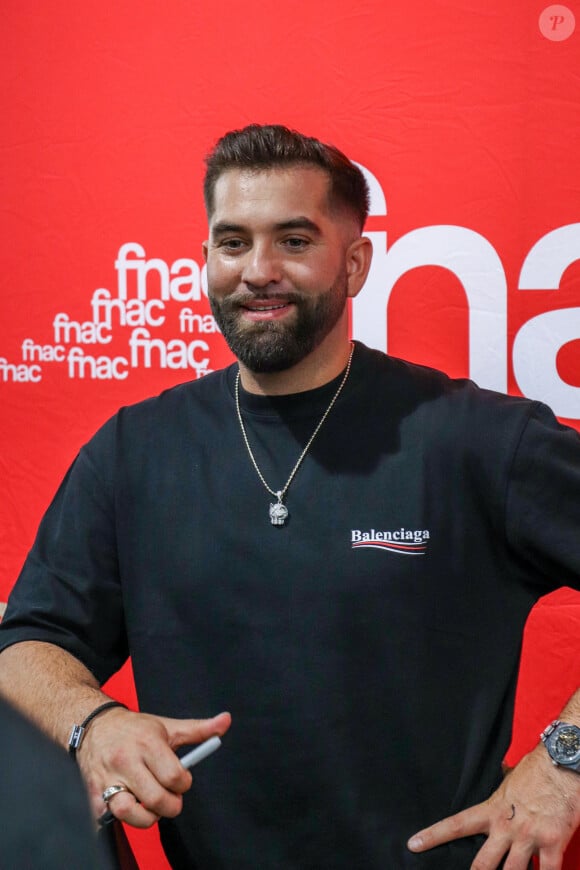 En revanche, de nombreuses séances de dédicaces figurent déjà au sein de son planning
Exclusif - Kendji Girac en séance de dédicaces à l'occasion de la sortie de son nouvel album ''Vivre'' à la FNAC Croix-Blanche de Sainte-Geneviève-des-Bois, France, le vendredi 4 octobre 2024. 