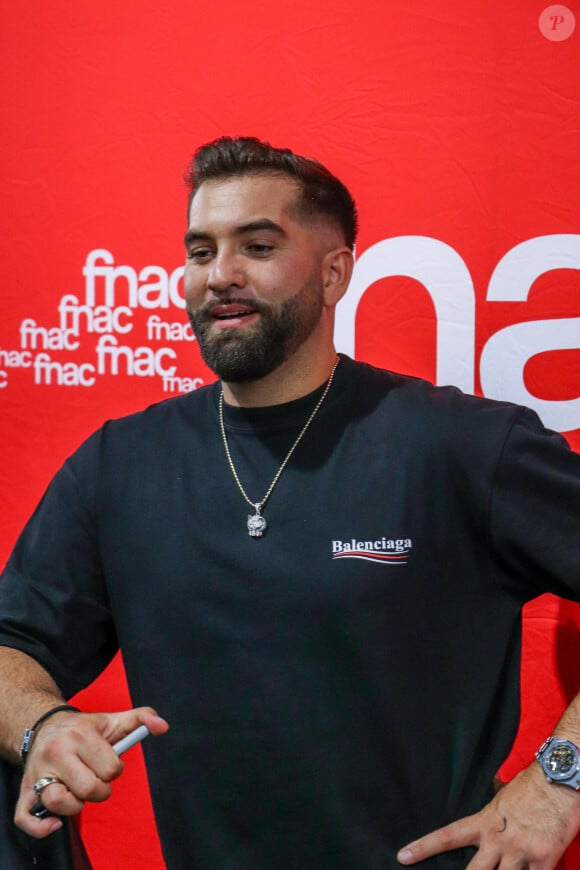 Exclusif - Kendji Girac en séance de dédicaces à l'occasion de la sortie de son nouvel album ''Vivre'' à la FNAC Croix-Blanche de Sainte-Geneviève-des-Bois, France, le vendredi 4 octobre 2024. 