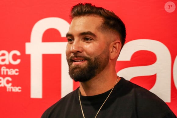 Exclusif - Kendji Girac en séance de dédicaces à l'occasion de la sortie de son nouvel album ''Vivre'' à la FNAC Croix-Blanche de Sainte-Geneviève-des-Bois, France, le vendredi 4 octobre 2024. 