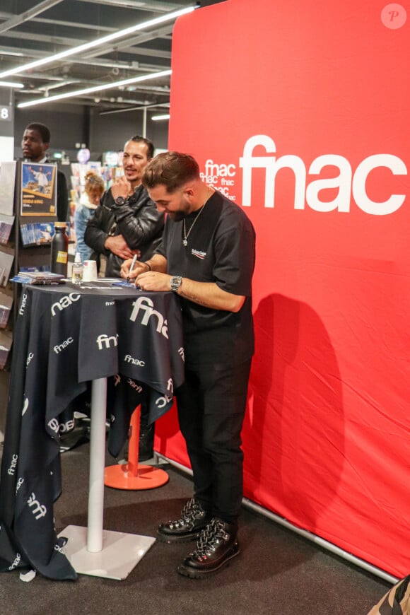 Exclusif - Kendji Girac en séance de dédicaces à l'occasion de la sortie de son nouvel album ''Vivre'' à la FNAC Croix-Blanche de Sainte-Geneviève-des-Bois, France, le vendredi 4 octobre 2024. 