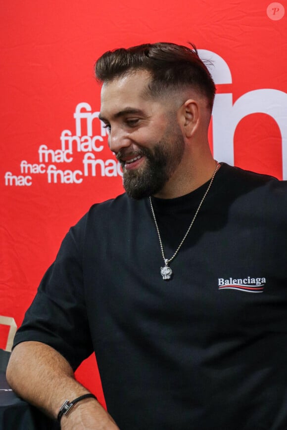 Exclusif - Kendji Girac en séance de dédicaces à l'occasion de la sortie de son nouvel album ''Vivre'' à la FNAC Croix-Blanche de Sainte-Geneviève-des-Bois, France, le vendredi 4 octobre 2024.