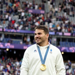 Antoine Dupont - Podium - La France remporte la finale en Rugby à 7 après sa victoire face à Fidji (et sa première médaille d'or) lors des Jeux Olympiques (JO) de Paris 2024 au Stade de France à Saint-Denis, Seine Saint-Denis, France, le 27 juillet 2024. © Jacovides-Perusseau/Bestimage