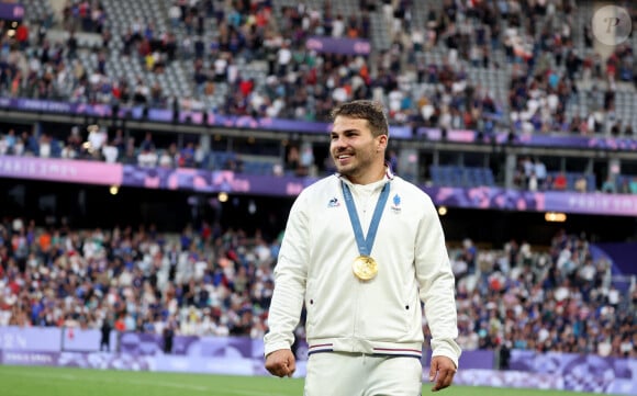 Antoine Dupont - Podium - La France remporte la finale en Rugby à 7 après sa victoire face à Fidji (et sa première médaille d'or) lors des Jeux Olympiques (JO) de Paris 2024 au Stade de France à Saint-Denis, Seine Saint-Denis, France, le 27 juillet 2024. © Jacovides-Perusseau/Bestimage