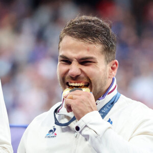 Antoine Dupont - Podium - La France remporte la finale en Rugby à 7 après sa victoire face à Fidji (et sa première médaille d'or) lors des Jeux Olympiques (JO) de Paris 2024 au Stade de France à Saint-Denis, Seine Saint-Denis, France, le 27 juillet 2024. © Jacovides-Perusseau/Bestimage