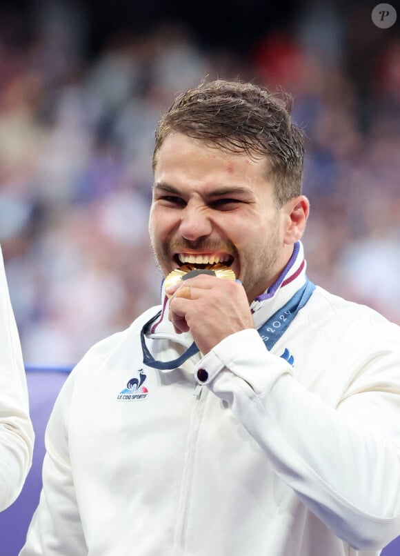 Antoine Dupont - Podium - La France remporte la finale en Rugby à 7 après sa victoire face à Fidji (et sa première médaille d'or) lors des Jeux Olympiques (JO) de Paris 2024 au Stade de France à Saint-Denis, Seine Saint-Denis, France, le 27 juillet 2024. © Jacovides-Perusseau/Bestimage