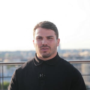 Exclusif - Rencontre avec le joueur de rugby Antoine Dupont à la Tour Eiffel à Paris. Le 14 juillet 2024 © Jonathan Rebboah / Panoramic / Bestimage