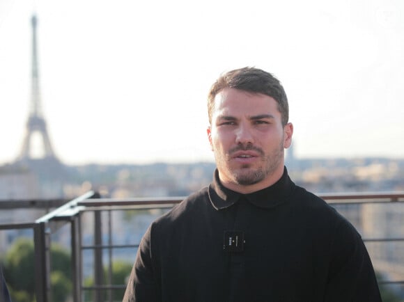 Exclusif - Rencontre avec le joueur de rugby Antoine Dupont à la Tour Eiffel à Paris. Le 14 juillet 2024 © Jonathan Rebboah / Panoramic / Bestimage