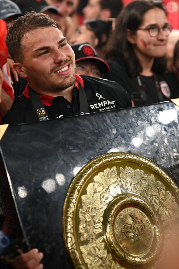 Antoine Dupont (ST) et me Bouclier de Brennus Stade Toulousain sacré champion de France lors de la finale du Top14 opposant le Stade Toulousain à l'Union Bordeaux Begles au stade Velodrome à Marseille, France, le 2 juin 2024. Toulouse a gagné 59-3. © Valentina Claret/Panoramic/Bestimage