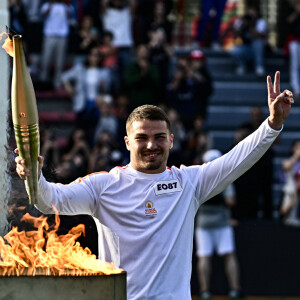 Antoine Dupont allume Le Chaudron Olympique - La Flamme Olympique (JO 2024) arrive en Haute-Garonne et traverse la Ville de Toulouse et finit dans le stade d'Ernest-Wallon le 17 mai 2024. © Thierry Breton / Panoramic / Bestimage