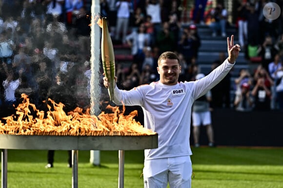 Antoine Dupont allume Le Chaudron Olympique - La Flamme Olympique (JO 2024) arrive en Haute-Garonne et traverse la Ville de Toulouse et finit dans le stade d'Ernest-Wallon le 17 mai 2024. © Thierry Breton / Panoramic / Bestimage