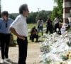 Anthony Delon se rend plusieurs fois par mois à Douchy
Anthony Delon et son demi-frère Alain-Fabien découvrent les hommages devant les grilles de la propriété de Douchy, quelques heures avant les obsèques de leur père, A.Delon, le 24 août 2024. Décédé le 18 août 2024, l'acteur a rendu son dernier souffle, entouré des siens dans sa propriété de Douchy, où il sera inhumé, le 24 août 2024 vers 17 heures dans une chapelle, construite il y a une vingtaine d'années.