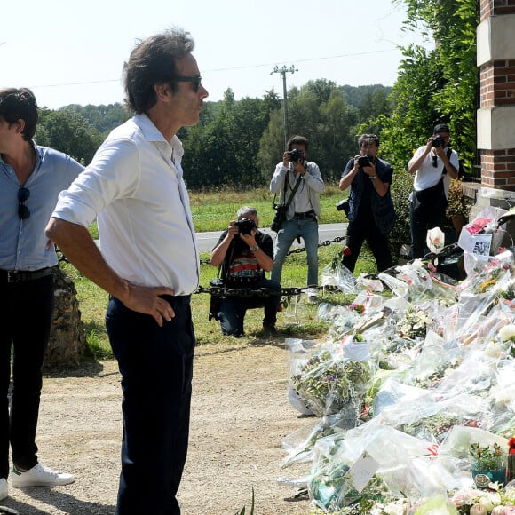 Anthony Delon se rend plusieurs fois par mois à Douchy
Anthony Delon et son demi-frère Alain-Fabien découvrent les hommages devant les grilles de la propriété de Douchy, quelques heures avant les obsèques de leur père, A.Delon, le 24 août 2024. Décédé le 18 août 2024, l'acteur a rendu son dernier souffle, entouré des siens dans sa propriété de Douchy, où il sera inhumé, le 24 août 2024 vers 17 heures dans une chapelle, construite il y a une vingtaine d'années.