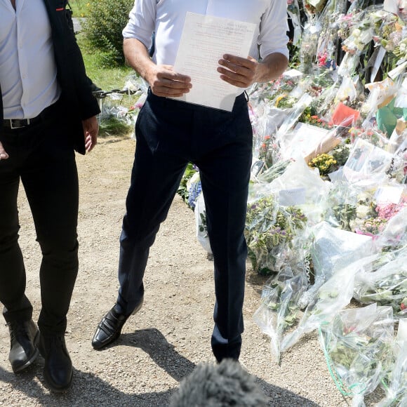 Anthony Delon et son demi-frère Alain-Fabien découvrent les hommages devant les grilles de la propriété de Douchy, quelques heures avant les obsèques de leur père, A.Delon, le 24 août 2024. Décédé le 18 août 2024, l'acteur a rendu son dernier souffle, entouré des siens dans sa propriété de Douchy, où il sera inhumé, le 24 août 2024 vers 17 heures dans une chapelle, construite il y a une vingtaine d'années. 