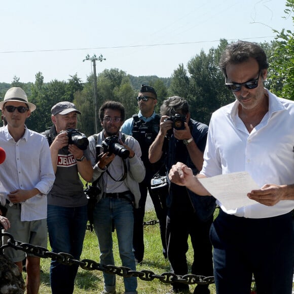 Anthony Delon et son demi-frère Alain-Fabien découvrent les hommages devant les grilles de la propriété de Douchy, quelques heures avant les obsèques de leur père, A.Delon, le 24 août 2024. Décédé le 18 août 2024, l'acteur a rendu son dernier souffle, entouré des siens dans sa propriété de Douchy, où il sera inhumé, le 24 août 2024 vers 17 heures dans une chapelle, construite il y a une vingtaine d'années. 