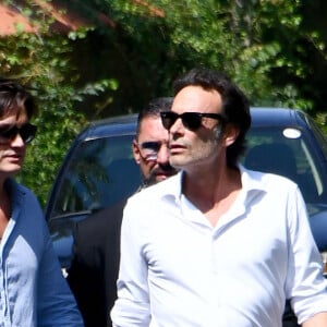 Anthony Delon et son demi-frère Alain-Fabien découvrent les hommages devant les grilles de la propriété de Douchy, quelques heures avant les obsèques de leur père, A.Delon, le 24 août 2024. Décédé le 18 août 2024, l'acteur a rendu son dernier souffle, entouré des siens dans sa propriété de Douchy, où il sera inhumé, le 24 août 2024 vers 17 heures dans une chapelle, construite il y a une vingtaine d'années. 