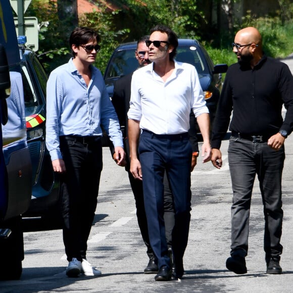 Anthony Delon et son demi-frère Alain-Fabien découvrent les hommages devant les grilles de la propriété de Douchy, quelques heures avant les obsèques de leur père, A.Delon, le 24 août 2024. Décédé le 18 août 2024, l'acteur a rendu son dernier souffle, entouré des siens dans sa propriété de Douchy, où il sera inhumé, le 24 août 2024 vers 17 heures dans une chapelle, construite il y a une vingtaine d'années. 