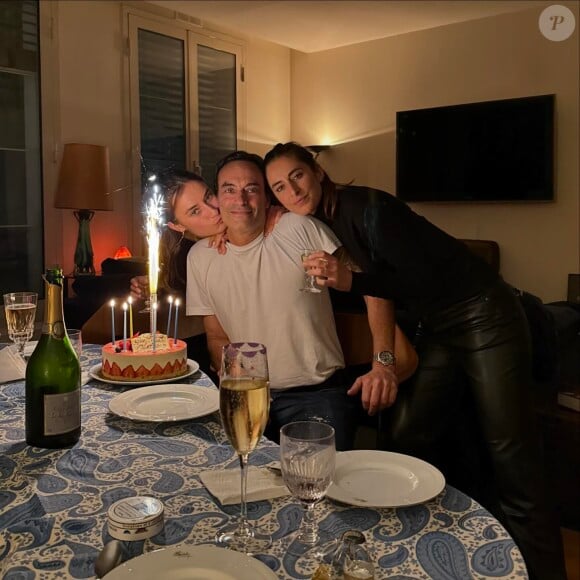 Anthony Delon avec ses filles Loup et Liv pour ses 60 ans, photographiés par son frère Alain-Fabien Delon.