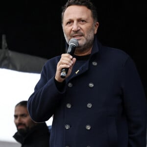 L'animateur et producteur de télévision, Arthur Essebag - Marche en hommage aux victimes de l'attaque du 7 octobre contre Israël par le Hamas, à Paris, le 6 octobre 2024. © Stéphane Lemouton / Bestimage 