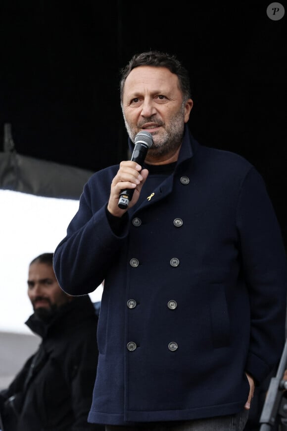 L'animateur et producteur de télévision, Arthur Essebag - Marche en hommage aux victimes de l'attaque du 7 octobre contre Israël par le Hamas, à Paris, le 6 octobre 2024. © Stéphane Lemouton / Bestimage 