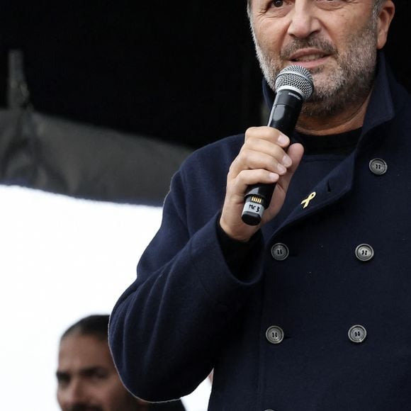 L'animateur et producteur de télévision, Arthur Essebag - Marche en hommage aux victimes de l'attaque du 7 octobre contre Israël par le Hamas, à Paris, le 6 octobre 2024. © Stéphane Lemouton / Bestimage 