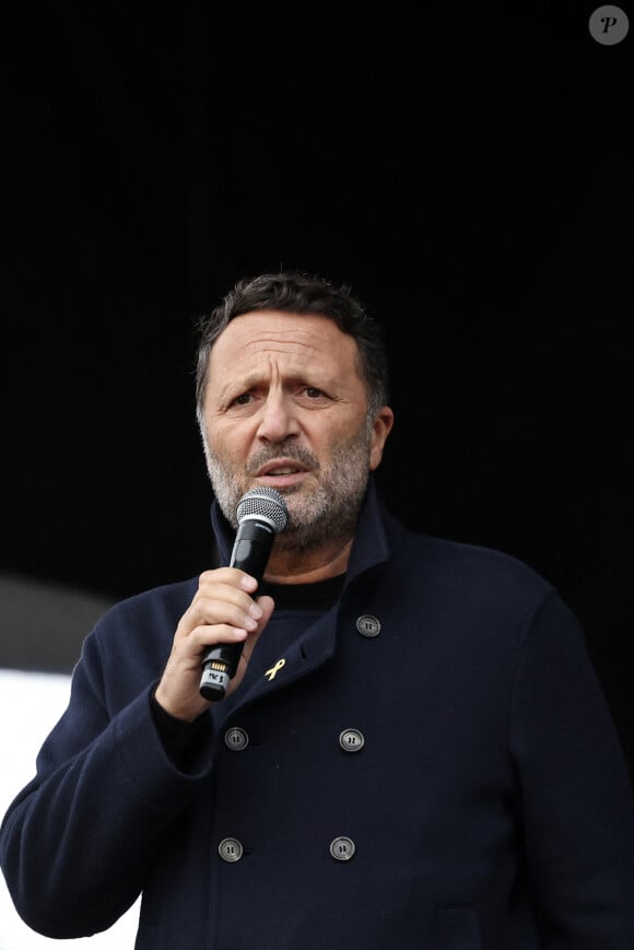 L'animateur et producteur de télévision, Arthur Essebag - Marche en hommage aux victimes de l'attaque du 7 octobre contre Israël par le Hamas, à Paris, le 6 octobre 2024. © Stéphane Lemouton / Bestimage 