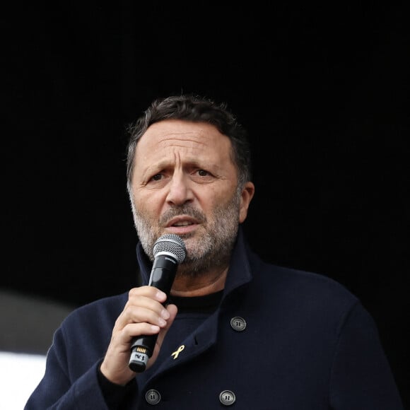 L'animateur et producteur de télévision, Arthur Essebag - Marche en hommage aux victimes de l'attaque du 7 octobre contre Israël par le Hamas, à Paris, le 6 octobre 2024. © Stéphane Lemouton / Bestimage 