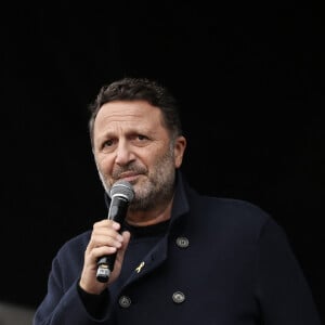 L'animateur et producteur de télévision, Arthur Essebag - Marche en hommage aux victimes de l'attaque du 7 octobre contre Israël par le Hamas, à Paris, le 6 octobre 2024. © Stéphane Lemouton / Bestimage 