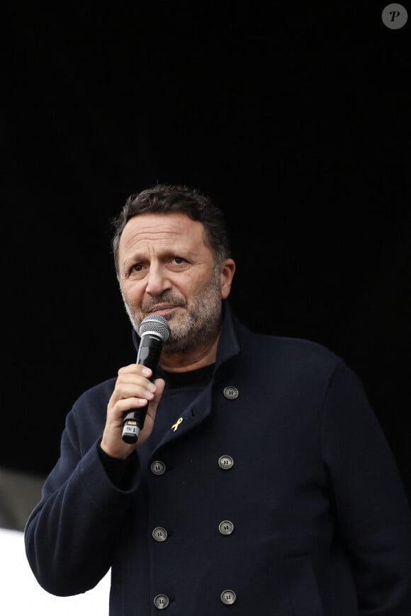 L'animateur et producteur de télévision, Arthur Essebag - Marche en hommage aux victimes de l'attaque du 7 octobre contre Israël par le Hamas, à Paris, le 6 octobre 2024. © Stéphane Lemouton / Bestimage 